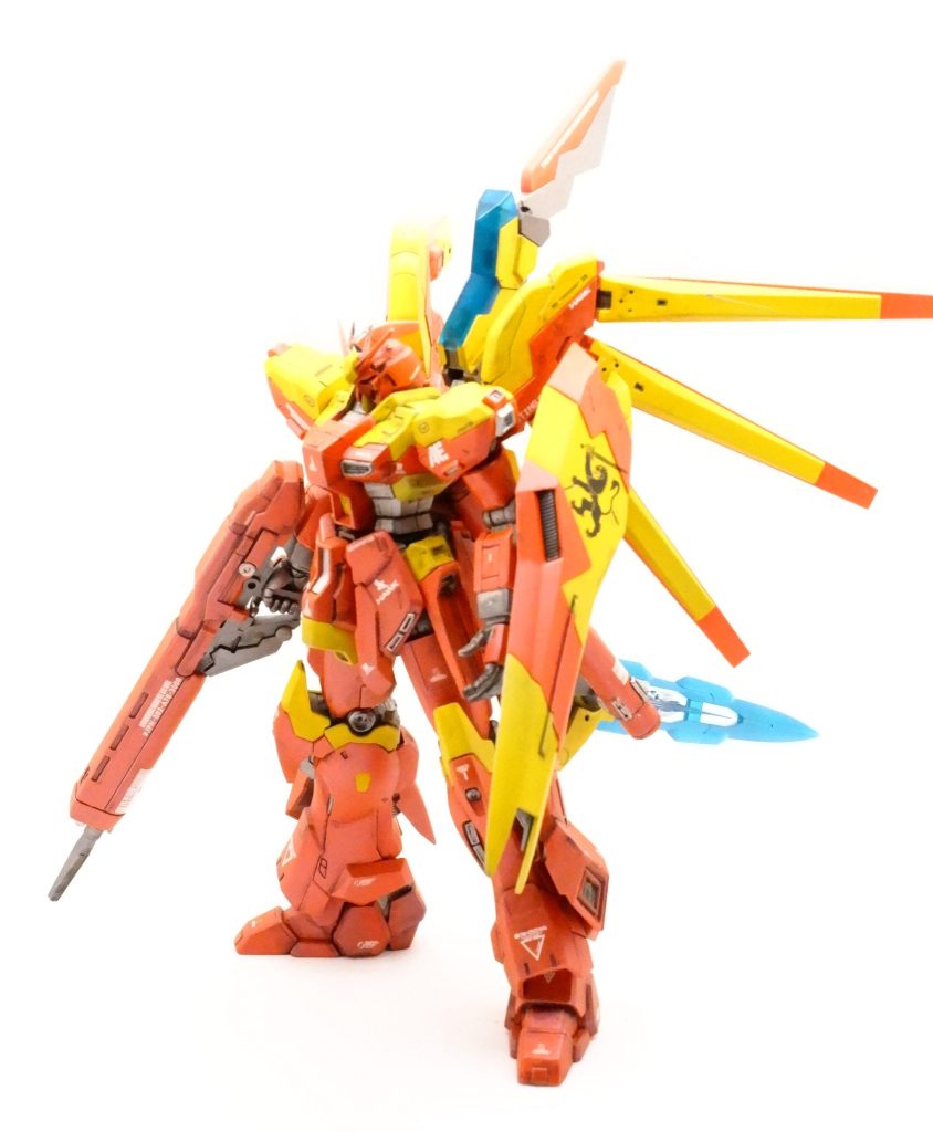 ……というね、えー、まあ妄想ですけれども。上半身はHi‐νガンダム、下半身はシナンジュ・スタイン、バックパックはフレームアームズのフレスヴェルグから持ってきています。HGのHi-νって下半身が貧弱というか、ちょっと短足なんですよね、可動域も狭いし。というわけで同系統のシナンジュ・スタインの下半身を持ってきてモデル体型にしてみたというわけです。