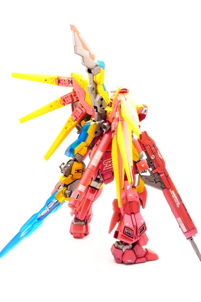 バックショット。フィンファンネルのお陰で横幅はあるけど、縦が寂しい、というわけでフレズヴェルグの尻尾を取り付けてみました。尻尾ユニットはミノフスキークラフトの応用で、推進機兼ブレードとして劇中で敵MSを何機も屠りましたね。