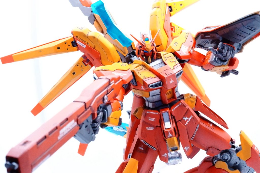 目とかセンサーとか背中のクリアパーツとかは蛍光ブルーで塗っているので光ります。カッコいい!