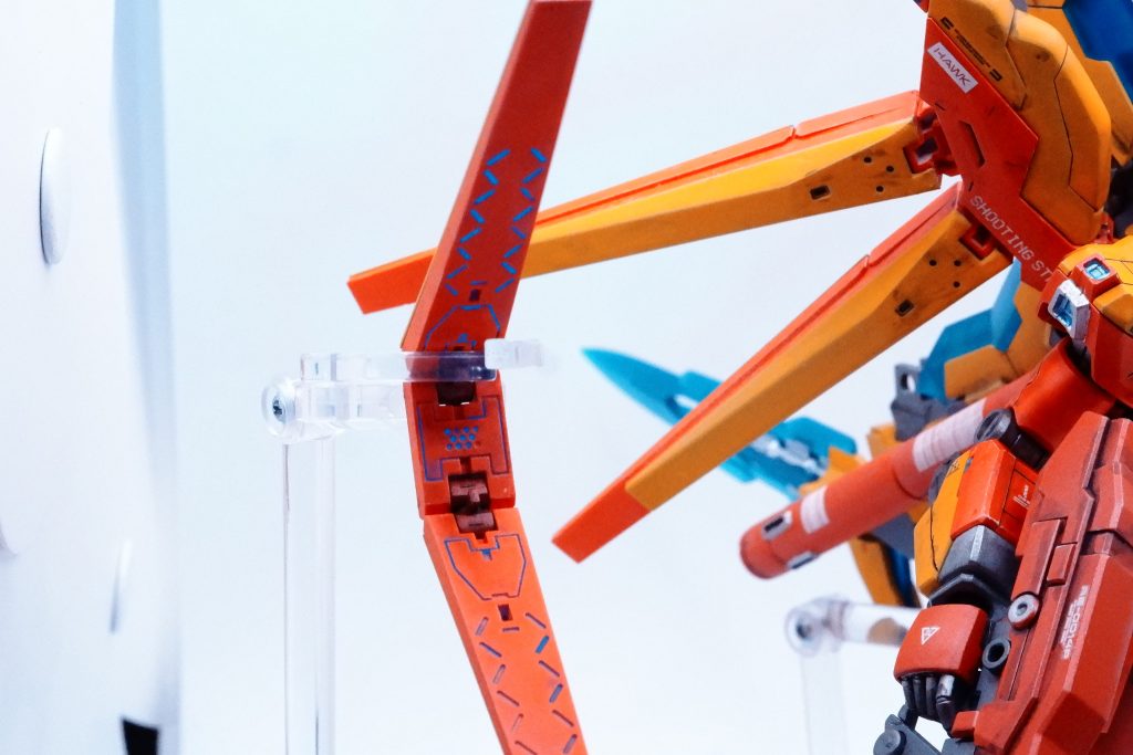 ファンネルの溝の部分は蛍光ブルーでスミ入れしているので発光しますけど、思った以上に目立たなかったね。