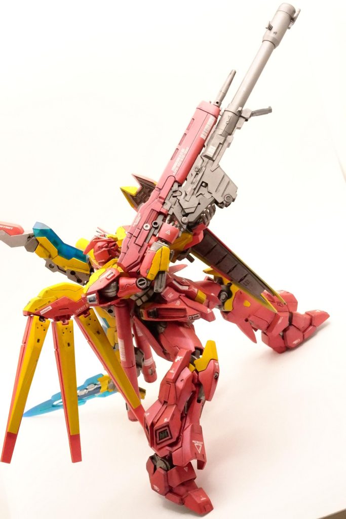 ライフルにバズーカ取り付けたヤツ!劇中ではこれで敵戦艦をバカスカ墜としてました。