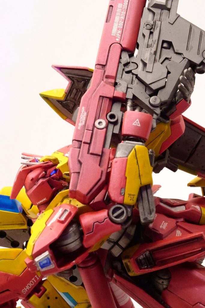 仮組して、パーツの組み合わせで悩んで、バラして、ヤスリをかけて、スジボリしてプラ板貼って、串打ちして、サフを吹いて、色を塗って、デカールを貼って…今まで一番工程と時間をかけた作品でした。満足感もひとしおです。いやーカッコいいなー、DVD買おう