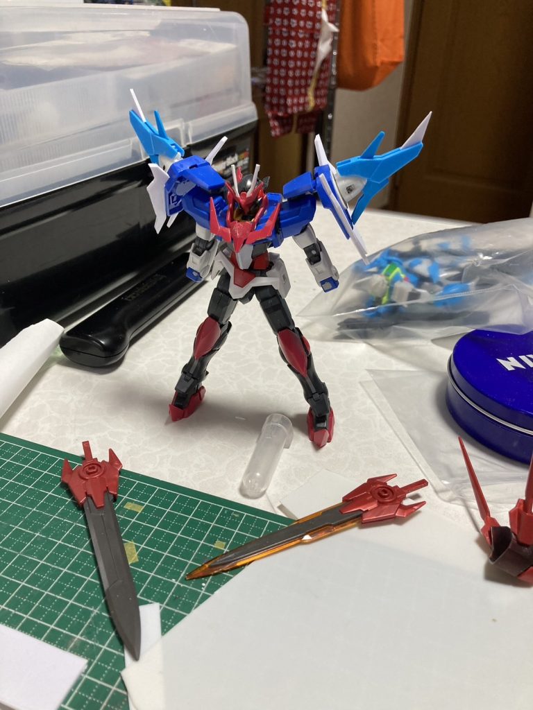 塗装前です。どこに何が使われているかこっちの方がわかりやすいと思います。ツインドライブの基部はダブルオーで、コーンのはみ出ている部分を切り落としてダブルオースカイを張り付けている感じです。エクシアダークマターにみられるとげとげしい感じを出せるように、一部プラバンで形状変更したりしています。