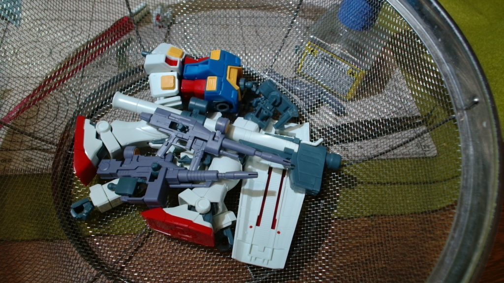 デカール貼る前に軽く洗剤で洗浄しています。