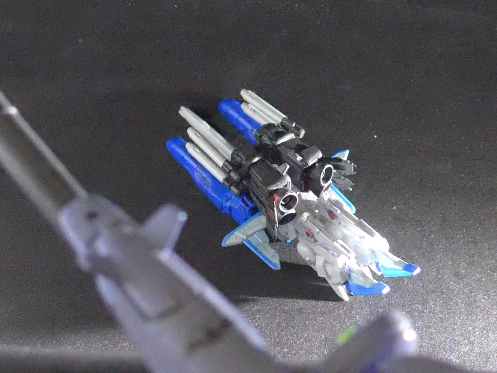 リョウ:いったいあいつは何だってんだ!近づいたと思ったらさっさと逃げやがって!!テックス:確かに一瞬で離されたな・・・。リョウ:キュベレイっての、あいつ? 何かこう、独特っていうか、美しいっていうか・・・。