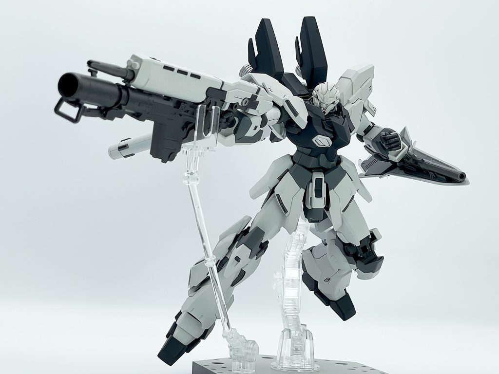 フロント腰アーマーは分割して左右独立可動に。また上部を本体ダークグレー部と同色で塗り分け。台座はボディーカラーに合わせて塗装しました。┣ 上面【C / C97:灰色9号】┗ 側面【T / LP-13:佐世保海軍工廠グレイ(日本海軍)】