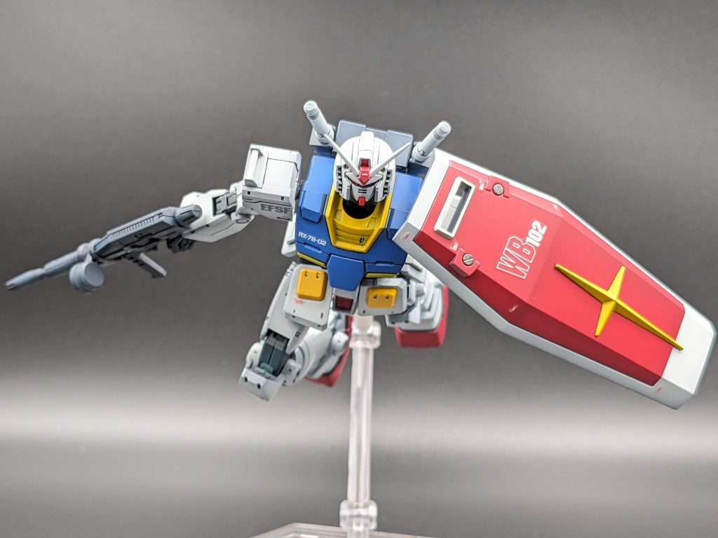 これもオープニングの最後 ガンダムは盾あってこそ、と思うのです そしてやっぱりファーストの持ち方が好き