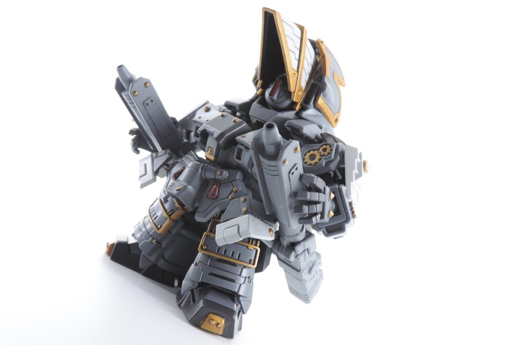 背中に鉄機の技術を使用した二丁の折り畳み式機関銃を装備しており、遠距離攻撃では主にこちらを使用する。