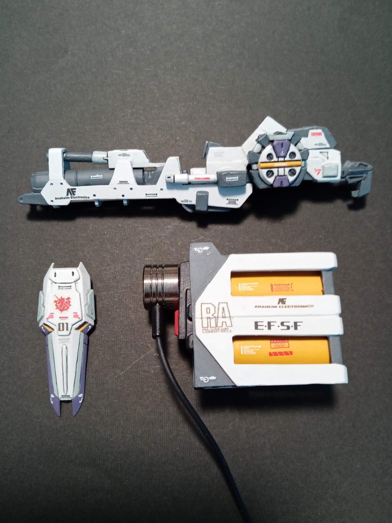 装備類。シールドは、プラ板でディテール追加。スジボリでライン追加。ハイパーメガバズーカランチャーは制作ストーリーで載せてますので、そちらをご覧ください。エネルギーパックもオリジナルカラーでw