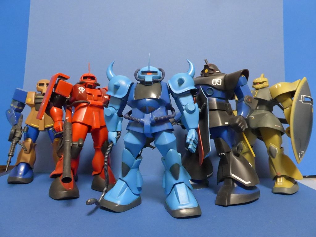 水泳部以外のジオン軍量産モビルスーツが一通りそろいましたので、開発順に左から並べてみました。結構ええ眺めです。ドムとゲルググの身長は設定と逆ですねぇ。