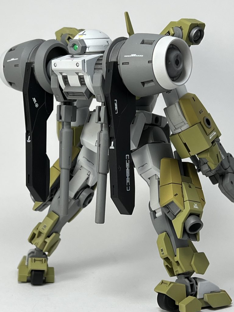 後ろから。バオリパックがスペシャル感があって好きです。スラスターやキャノンが自由に動いて表情付けがブンドドするのに面白いです。キャノンの根元はすごくいい設計ですよね。