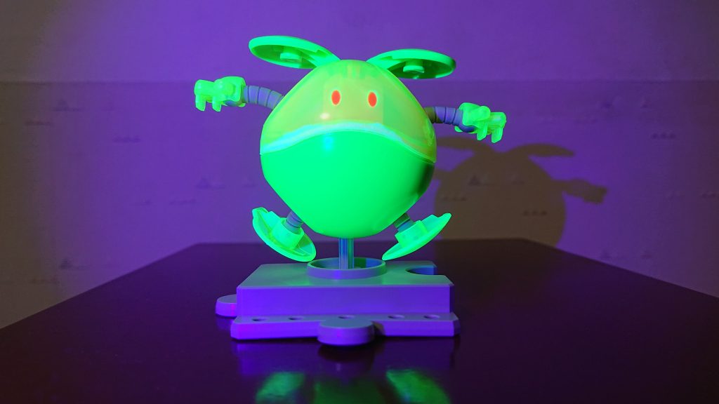 UVライトで光りました!!実は、このハロプラ作るまで知らなかったです(笑)他のソリッドクリアーもそうなのかな？