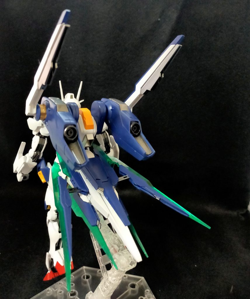 左後方から。クアンタ、フライトユニット共に無改造で装着できたのでとても簡単です。見栄えはいいですが稼働は微妙かも。また、どっちも成型色がエアリアルと違うので合わせてあげると統一感が出て良いと思います。エールストライクもそうですが背中に羽があるとかっこいいんですよね。Twitterで見かけた改造をパクっています。