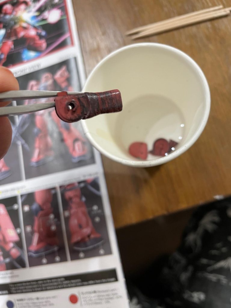 ドボンしているところです…。ザクⅡも作っていますが、パーツ無くしたのでしばらく休眠ですｗ