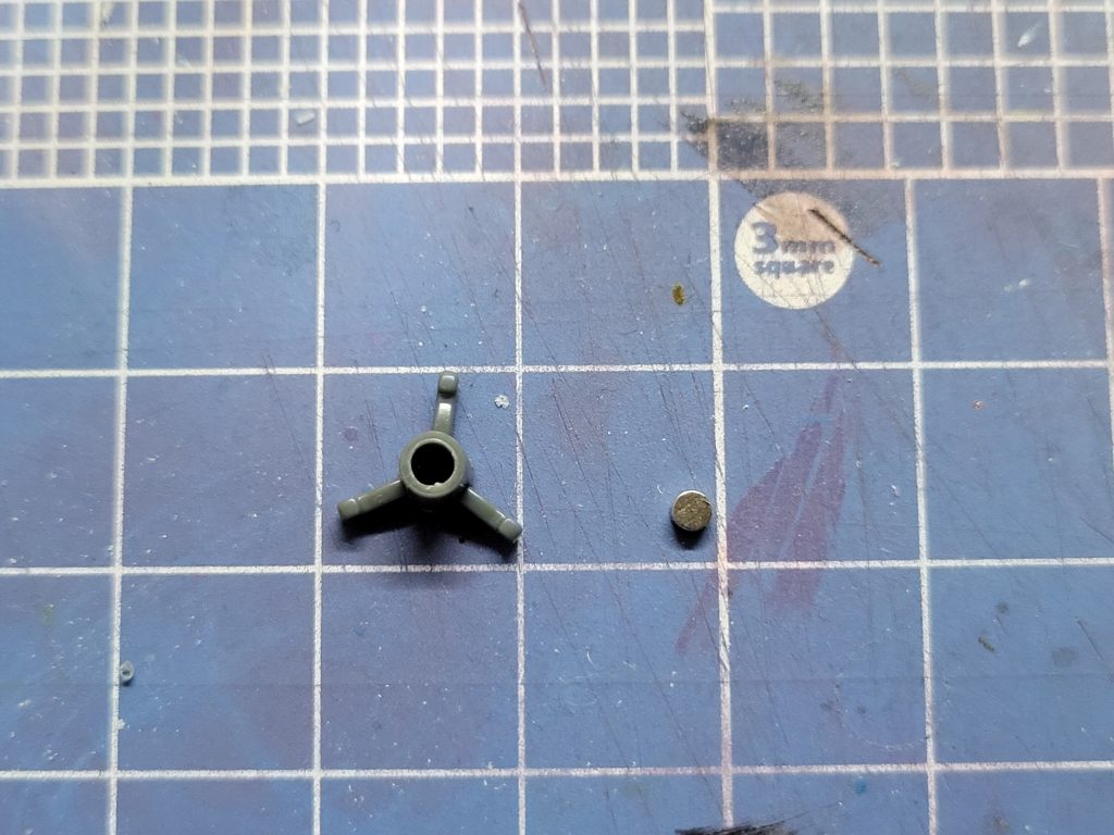 ネオジム磁石は2.0ミリ径を使用。元々の穴(恐らく1.5ミリ)を拡張して磁石を入れた後、瞬着なりパテなりを埋めて、リード線を取り付ける穴を確保しつつ硬化させました。