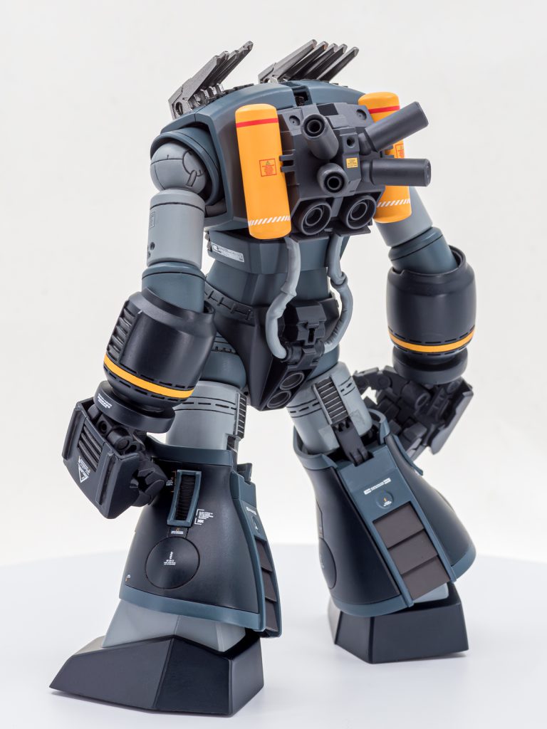 背中のタンクは少し伸ばしてます。動力パイプはビニルチューブっぽく。4本のマフラーはキットだと一体成型で少し残念な感じだったのでプラパイプぶっさしてあります。掌はコトブキヤのアクトナックルに置き換えて甲のモールドを彫り込んだり貼ってみたり。足の甲や腕、股間部にも同じようなモールドを彫り込み。