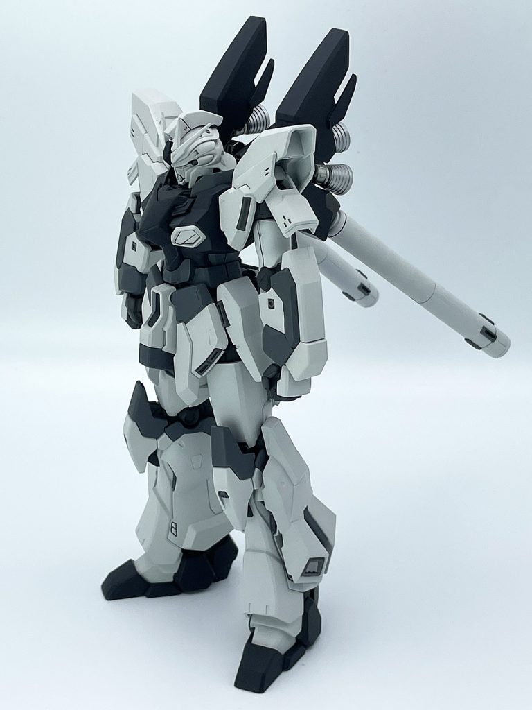 ガンダムタイプヘッドの立ち姿。頭が少し大きくなった印象です。