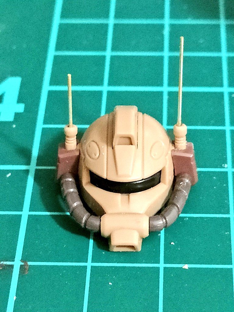 今回初めてアンテナを真鍮線に交換しました。良く分からずフリーハンドでドリルで穴開けたので、向かって右側がちょっとズレて悔やんでます…