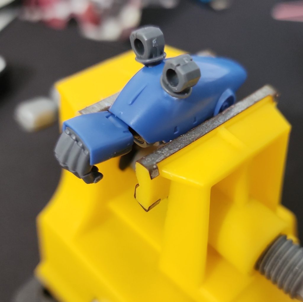 シュツルムファウストの接続軸を腕に取り付けました。単純に3㎜穴を開けただけです。