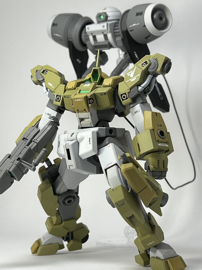 ノーマルのデミと比べてイカツイ肩がすごく魅力的