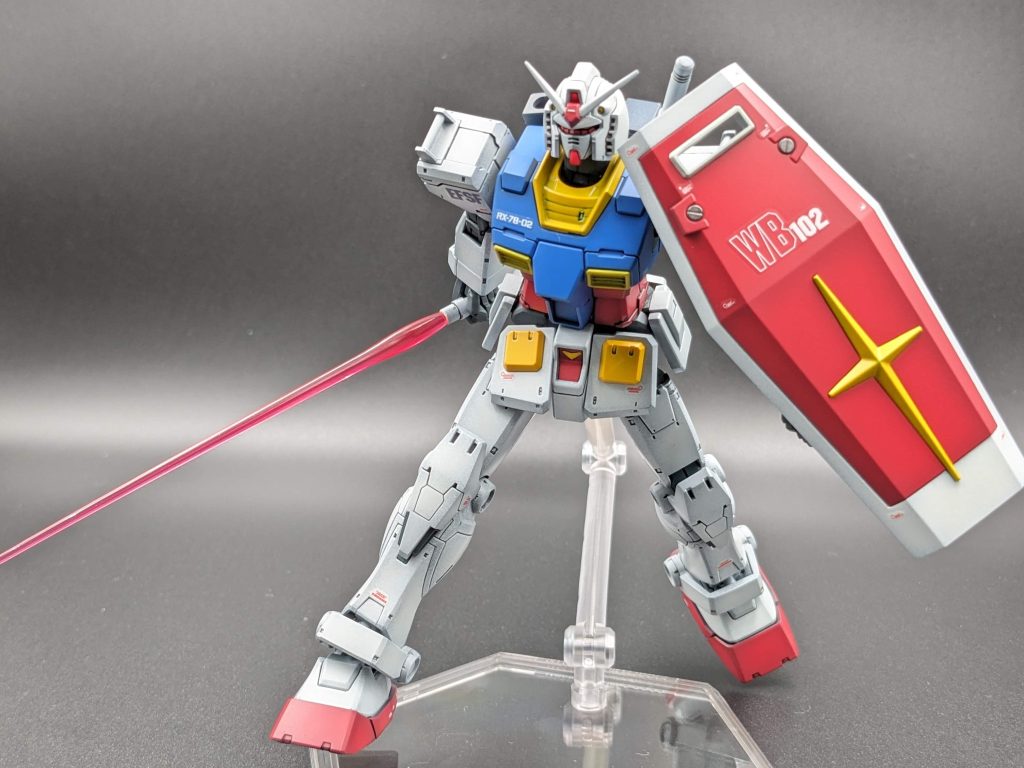 ファーストのオープニング再現。うーん・・足が短い? 安彦さん作画ガンダムの独特なカッコよさをプラモで再現するのは無理があるようです