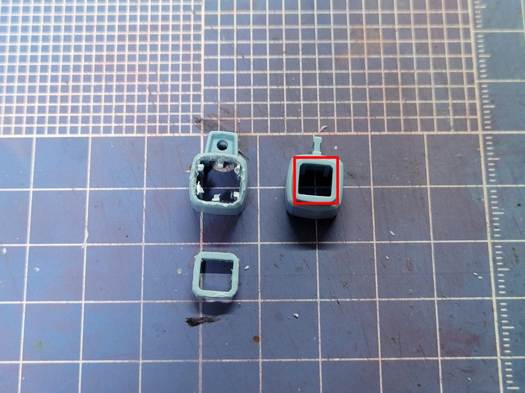 手首カバーは、キットの同部分をカットし、4.0ミリの穴を開けた0.5ミリのプラ板を接着した物を用意。