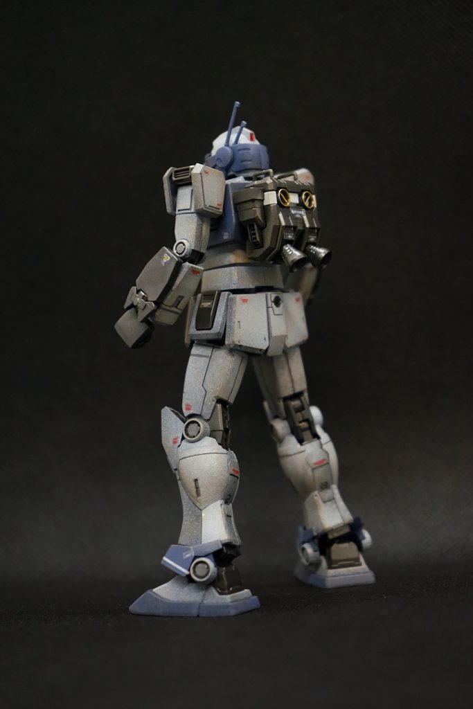 背面。元のバックパックでも良かったのですが、ジム・ガードカスタムのバックパックはRX78-2の物と同様でありながらサーベルがオミットされており、そうは言っても肩が寂しいので、取り替えました。シールドで相手を壁に押し付けて、シールド越しにビームサーベルを一刺し、とか強そうな戦法では無いでしょうか？