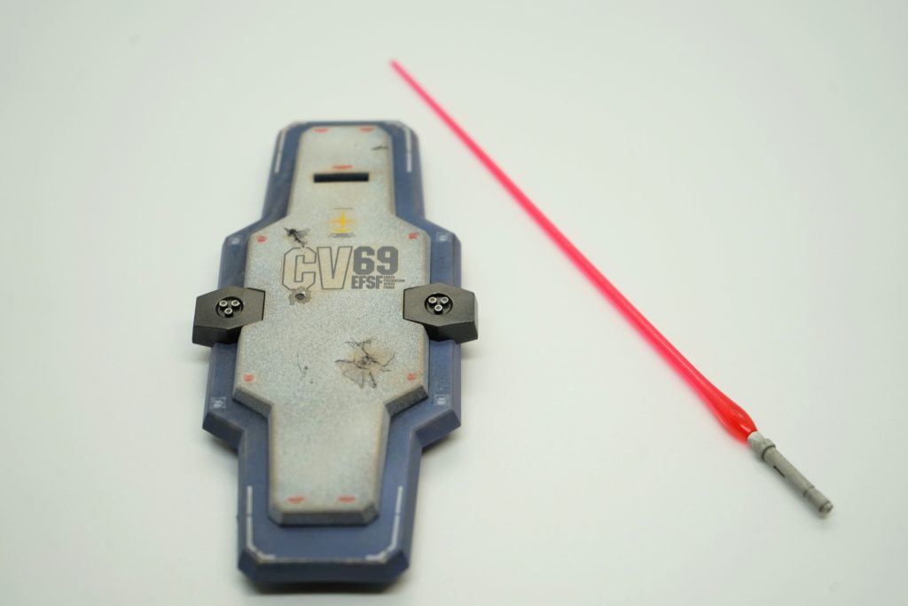 盾とサーベル。サーベルもRGガンダムからの流用になります。盾の傷は、今回初導入のホットナイフで付けてみました。扱いが難しいし異臭がして怖いです。頑張って使います。