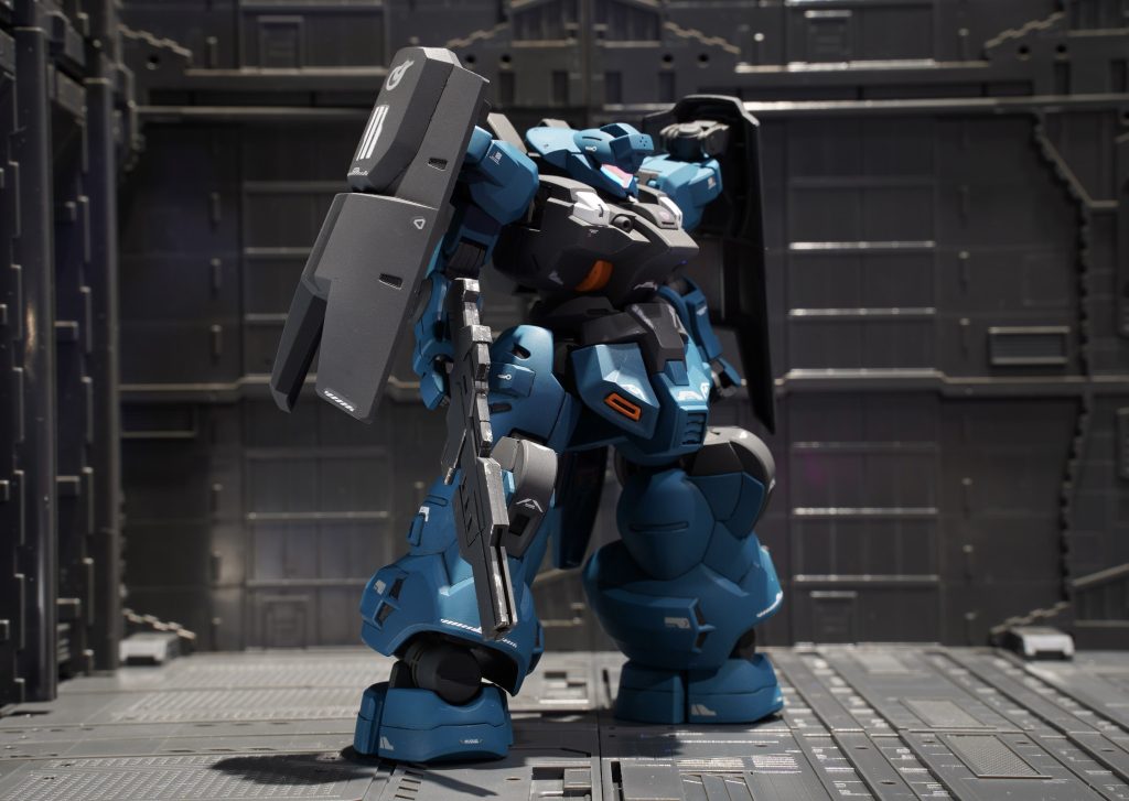 顔は付属のシールを使わずに、下地をシルバーで塗装し、その上に調色した蛍光色（クリアー系）の塗り分けです。ブラックライトで発光するのは電飾いらずでお手軽にいい写真になりますね♪