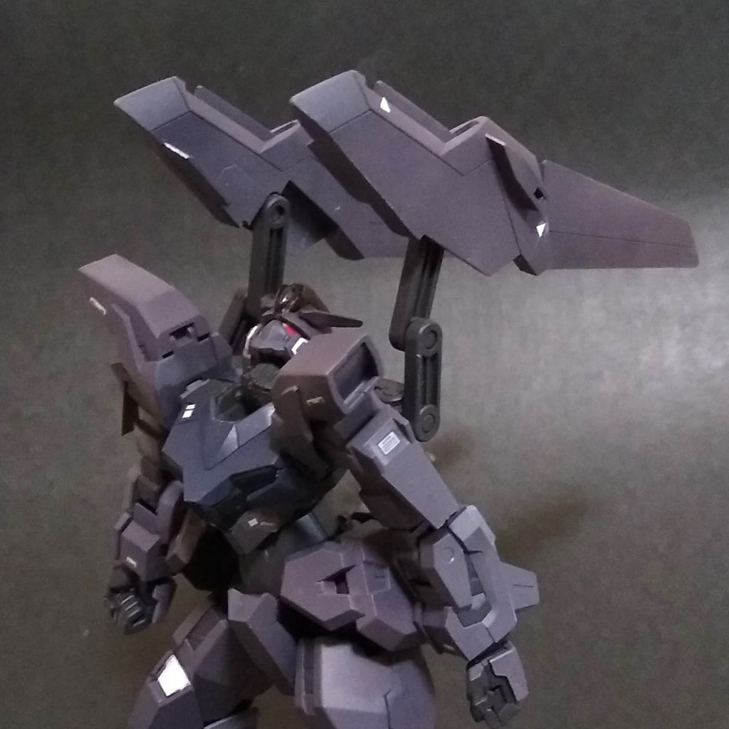 首を後ろに倒してバインダーが持ち上がります。アームは境界戦機の武器ラックです。