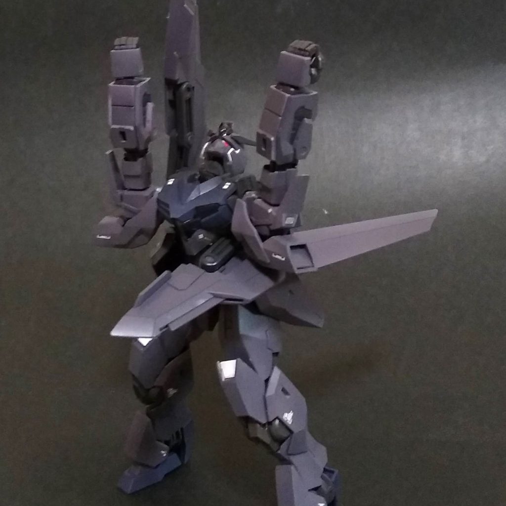 万歳しつつ、バインダーを脇の下に潜りこませます。