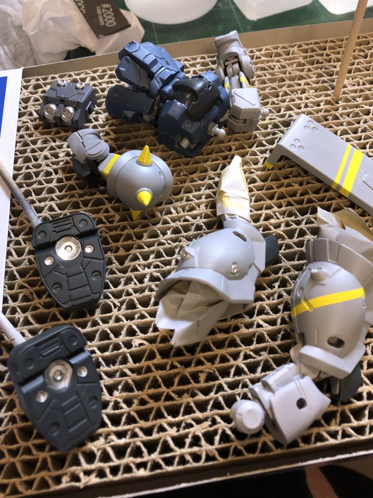 塗装が終わった状態です。今回は設定とか気にしないで遊ぼうと思っていたのでカスタムカラーリングの他に部隊識別ラインをそれっぽく入れました。