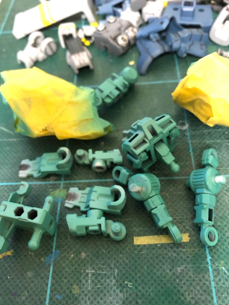 最初フレームはグレーで塗ったのですが、外装のグレーとあまりに差がなくてわかりにくすぎたので、逆に目立つフレーム色にしようと上塗りしました。定番色にしたくなかったのでホワイト＞セールカラー＞オレンジと考えが変化していって、結局は旧キットのジオング箱絵のフレームカラーをイメージしたグリーンに。塗ってる途中で調色塗料もベースで使っていたグリーンもなくなり一部エナメルカラーでごまかしてます。