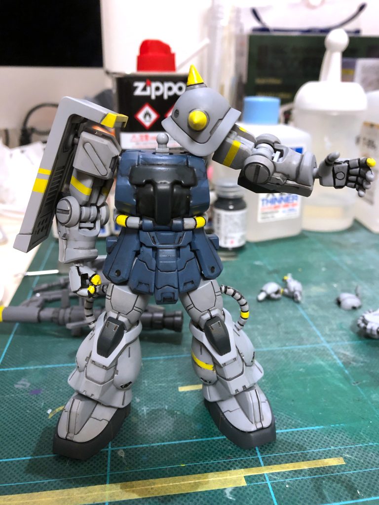 ウキウキで組み立てていったら事件が！ショルダーアーマーを接着して合わせ目消した後に塗装したら、向きが逆で腕が降りなくなってた。結局アーマーのダボ穴を切りかいて後ハメ加工に。