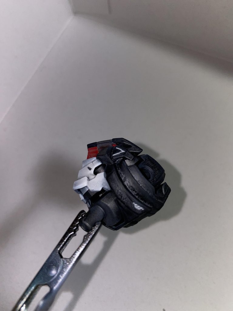 ここ最近の雨のせいか、缶スプレーでの艶消しで拭き方間違えたのか、ガッツリ白化してしまって大失敗したので、素組で飾ってあったエアリアルを犠牲にして、作り直しました。結局光沢クリアをエアブラシでちゃんと塗り直して完成です。