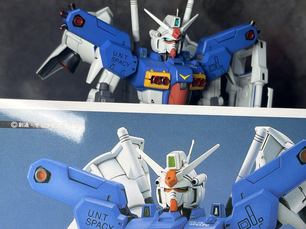 ひさし部分の削り込みとフェイスパーツを1ミリくらい前に出してます。カメラアイが奥まりすぎているのとひさしが長すぎるので、簡単に目を大きく見える表現をしようとしたとき、ひさしの長さを変えるとなると結構大変だったのでヘルメット側の改造はカメラアイが見えるように削り込むのみにとどめました。