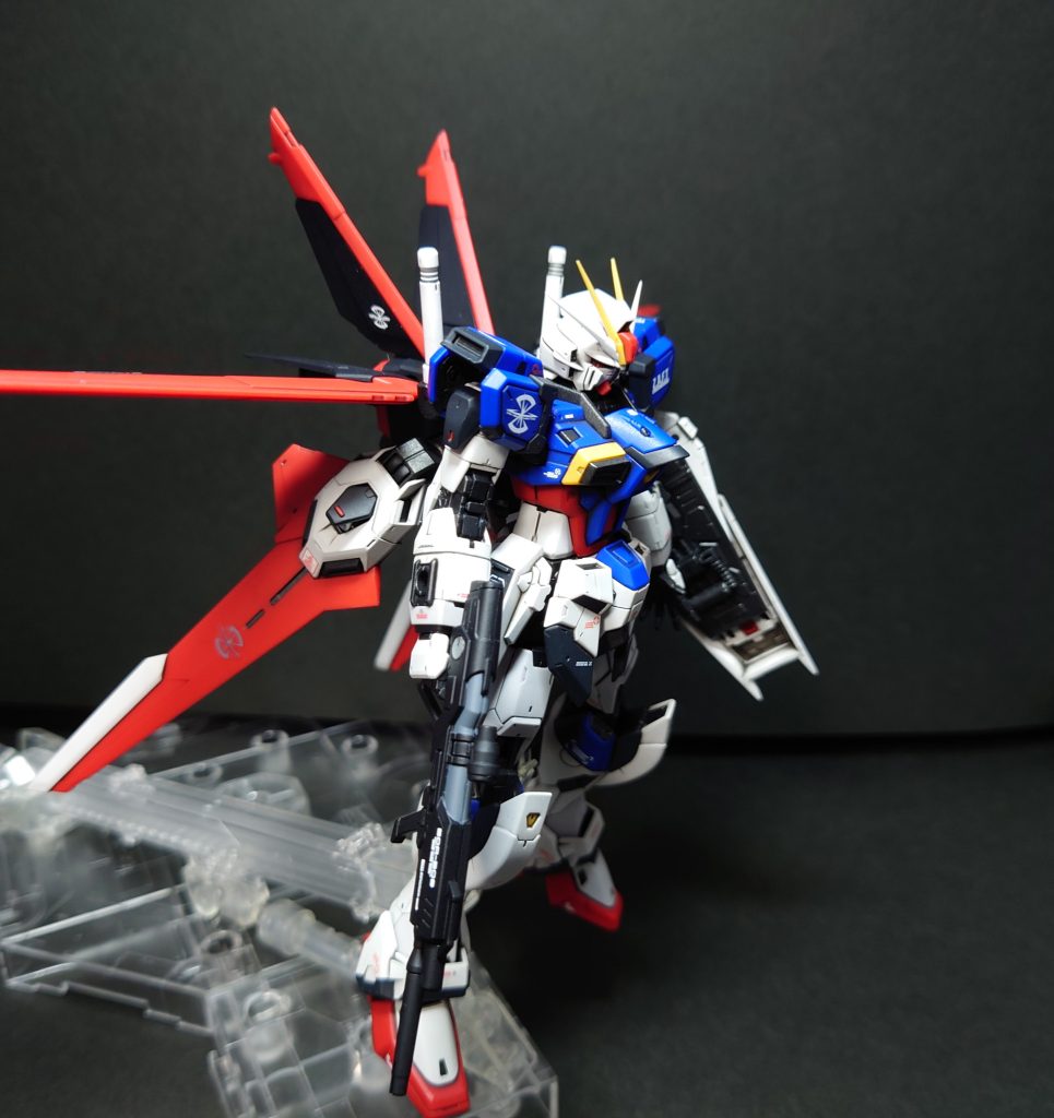 薄いブルーの成形色をジャーマングレーに塗り替えて少し落ち着いたカラーリングになったと思います。