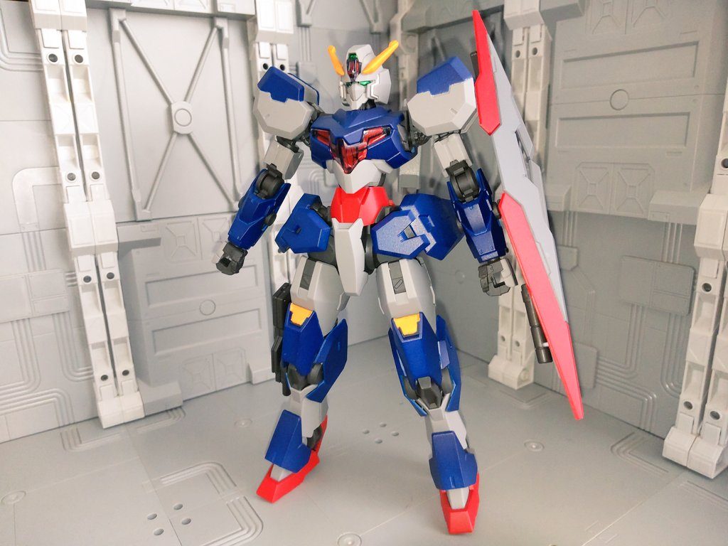 素立ち、現地改修感を出したかったので成型色のグレーを活かす色調・配色にしました。