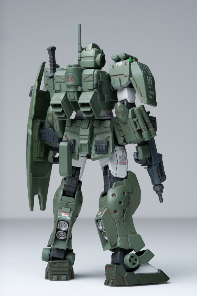 リヤビュー背面はかなりの独特性が見受けられますバックパックのサイズはどちらかと言うならばパワードジムに近い印象。