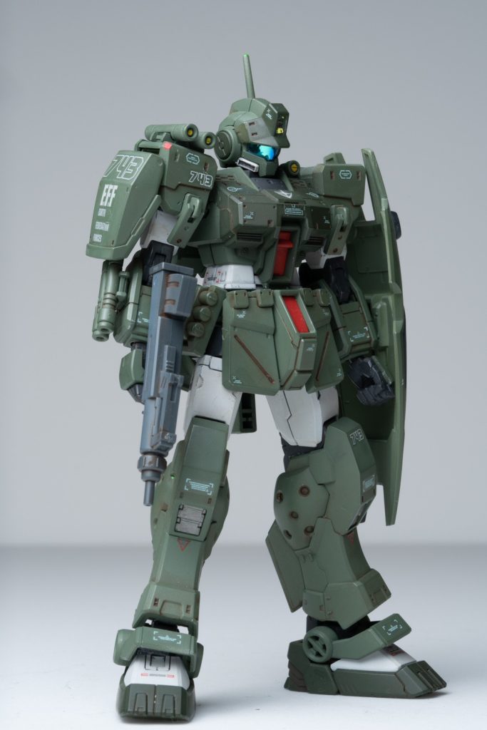 フロントビューその2今回小改造として武装変更とシールドを装備させる仕様で製作した事とカラーリングもジムスナイパーカスタムの構成に近いカラーリングで仕上げてみました。