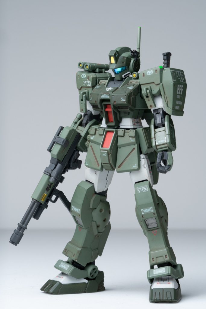 フロントビュー。まずこのスパルタン、見ての通りのミリタリーテイストてんこ盛りのメチャクチャカッコいい機体!MSと言うより戦車とかのエッセンスが随所にちりばめられた機体として目に写ります。実際に作っていく中で今まで思っていたジムスナイパー2のバリエーション位に思った部分があったのですが実はかなり差違があり全く別物だと気付かされました。