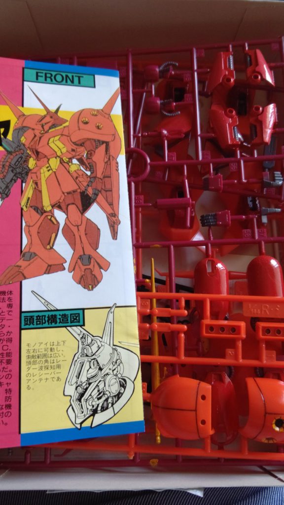 最初はランナーについたまま塗装開始黄色は2色使って重ね塗り乾かして重ね塗りの繰り返しです赤も色々重ね塗り施してますアニメ感が好きなので色々ジャラジャラモールドつけたりとかしたくないデカールもアニメの感じだとあまり貼られてないので貼りたくないんです技術とかじゃなくてできるけどやらない汚らしいの嫌なんで車にステッカー馬鹿みたいに貼ってるのとか嫌いですし（笑）特殊なのかなこんな考え方 