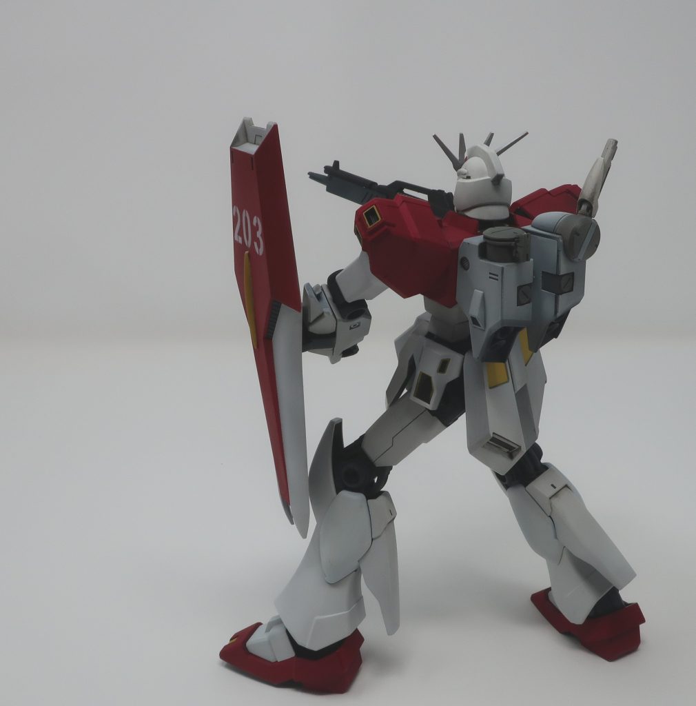 腰の四角は初代ガンダムにあわせ、黄色です。また、背中のランドセルはジムに合わせ、白とグレーにしています。