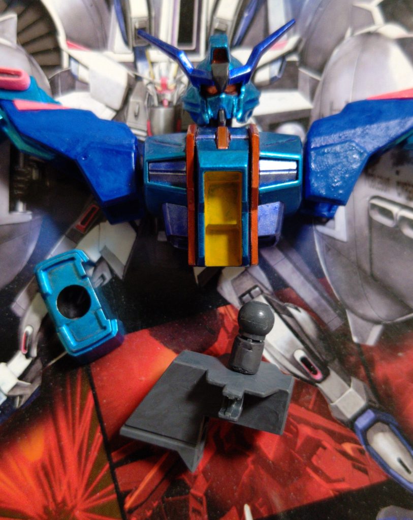 上半身頭部の可動域が狭いので赤い部分を削り首を回せるようにそのままではHGゼルトザームの脚にHGエクストリームの胴が取り付けできないのでHGエクストリーム脚から接続部分を移植、腰装甲(？)と共に取り付けられるように