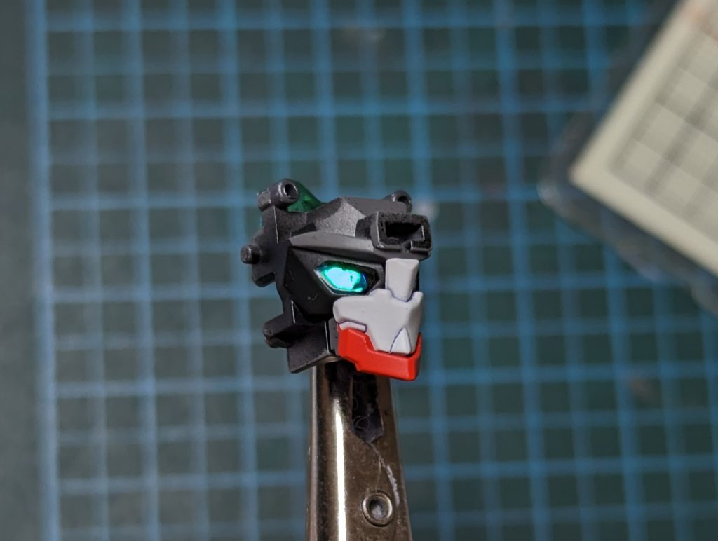 ツインアイは若干削りキラキラシート→UVレジン→蛍光塗料→UVレジンこれによりUVライトが無くてもキラキラ輝き色々な表情を見せます