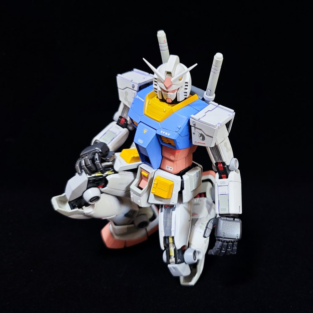 太モモにクリアパーツを残したので、膝のシリンダーが見どころです。