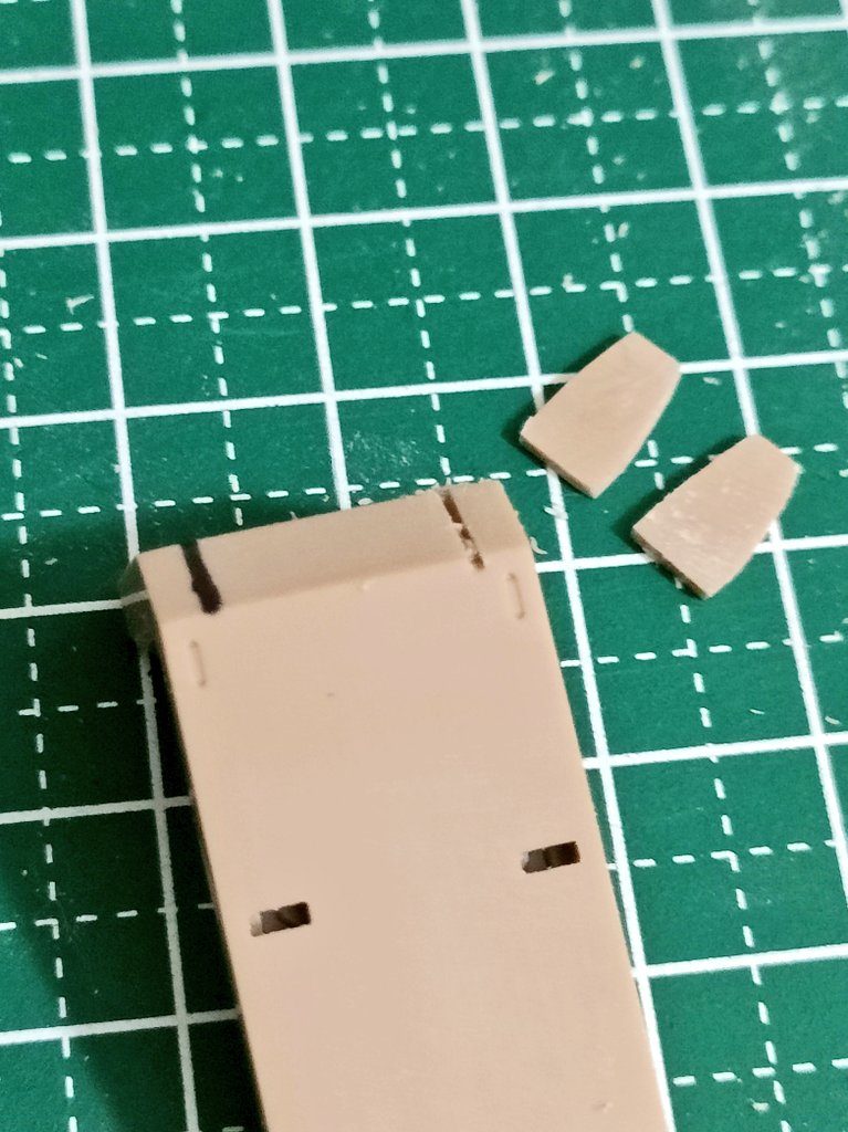 シールドのフック引っ掛ける風の部分はランナータグから削り出して作成しました。このあとドリルで穴開けて接着しました。