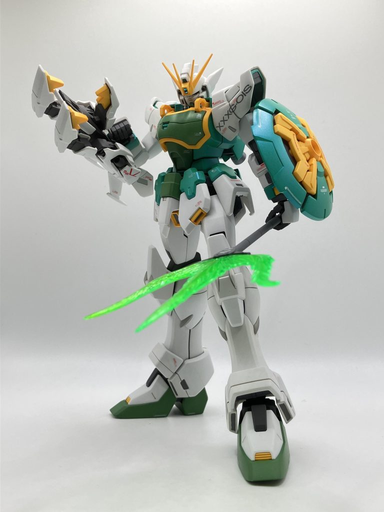 シェンロンガンダムのハイライトである、ドラゴンハングを構えて。バンシィやクアンタのように、全体をアシンメトリーに武器を装備できるMSは魅力的です