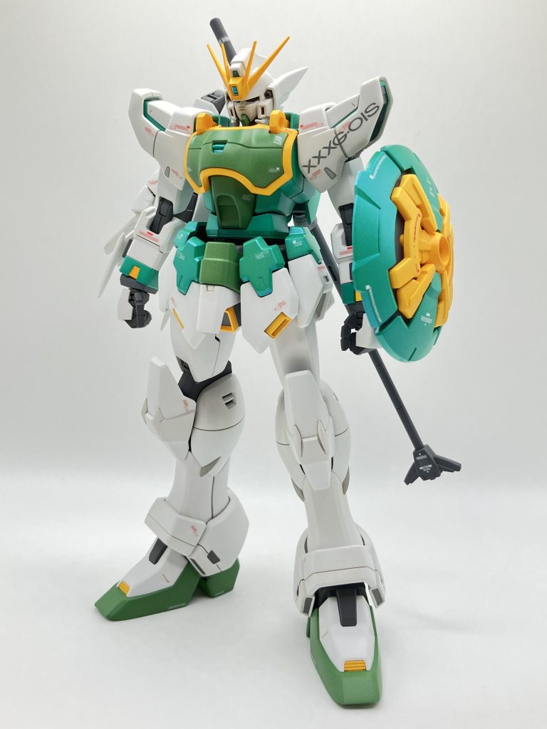 アルトロンのライトアーマー版のような、ポップな色合いを選びました。シールド等々のメタリックグリーンはガイアのオーラグリーンにプリズムパステルミントグリーンブルーを半々に混ぜたもの。つま先や胸部等はマイスターグリーンを使用本体メインのホワイトは、クレオスのガンダムカラーMSホワイト一部にガイアのニュートラルグレーIを使用
