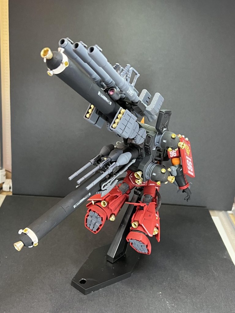 背面。ゴールドのバーニアは艶消しにせずにそのまま。